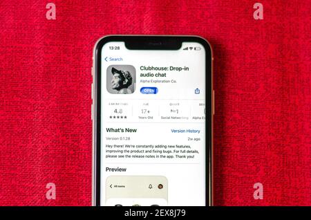 Ansicht der Anwendung „Clubhouse Drop-in Audio-Chat“ auf dem Smartphone-Bildschirm Stockfoto