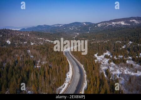 Luftaufnahme auf Bergstraße von Drohne im Winter Stockfoto