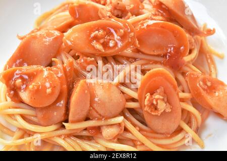 Gebratene Spaghetti Belag Wurst mit Schweinekotelett und Ketchup Auf Platte Stockfoto