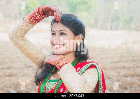 Schöne asiatische indische nepalesische Braut trägt ethnische traditionelle Outfit mit Goldschmuck und Henna-Design in der Hand posiert für Hochzeit Fotoshootings. Smi Stockfoto