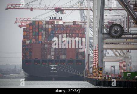 Das Containerschiff Umm Qarn am Liegeplatz am DP World Containerterminal im Hafen von Southampton. Bilddatum: Donnerstag, 4. März 2021. Stockfoto