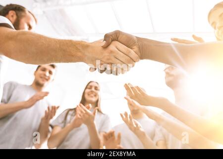 Nahaufnahme. Eine Gruppe von Studenten applaudiert zwei Gegner während einer Business Briefing. Stockfoto