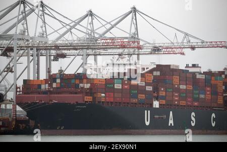 Das Containerschiff Umm Qarn am Liegeplatz am DP World Containerterminal im Hafen von Southampton. Bilddatum: Donnerstag, 4. März 2021. Stockfoto