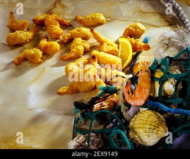 Gekochte Scampi und Garnelen auf einem Marmorboden mit Angeln NET und Shells Platz für Text Stockfoto