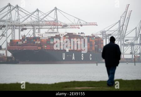 Das Containerschiff Umm Qarn am Liegeplatz am DP World Containerterminal im Hafen von Southampton. Bilddatum: Donnerstag, 4. März 2021. Stockfoto