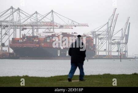 Das Containerschiff Umm Qarn am Liegeplatz am DP World Containerterminal im Hafen von Southampton. Bilddatum: Donnerstag, 4. März 2021. Stockfoto