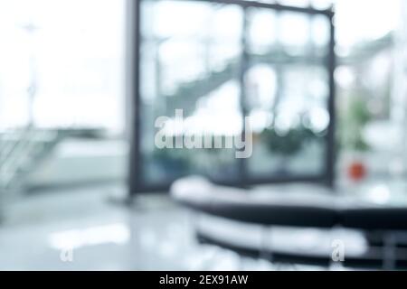 Verschwommenes Bild. Großes Fenster und eine Treppe in einem Bürogebäude. Stockfoto