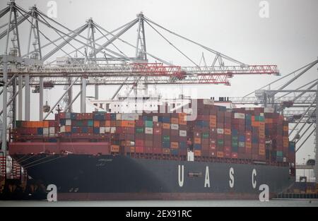 Das Containerschiff Umm Qarn am Liegeplatz am DP World Containerterminal im Hafen von Southampton. Bilddatum: Donnerstag, 4. März 2021. Stockfoto