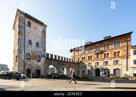 Udine, Italien. März 3, 2021. Panoramablick auf das antike Stadttor von Aquileia im Stadtzentrum Stockfoto