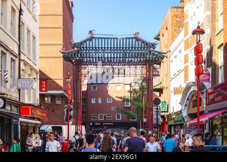 1. Juli 2018: Chinatown, eine ethnische Enklave in der City of Westminster, London, Großbritannien. Es enthält eine Reihe von chinesischen Restaurants, Bäckereien, Supermarkt Stockfoto