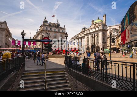 1. Juli 2018: Straßenszene in der Nähe von piccadilly Circus, einem Straßenkreuzpunkt und öffentlichen Raum in der City of Westminster, london, england, großbritannien. Es wurde 1 erbaut Stockfoto