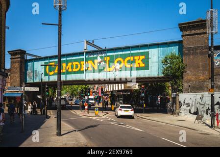 3. Juli 2018: Die Bahnbrücke der North London Line über die Chalk Farm Road vom Camden Lock Place in london, england, großbritannien. Camden Lock war früher Stockfoto