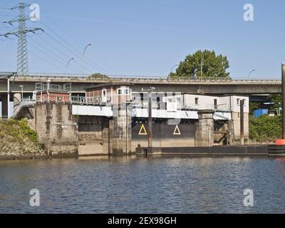 Ellerholz Schleuse im Hamburger Hafen Stockfoto