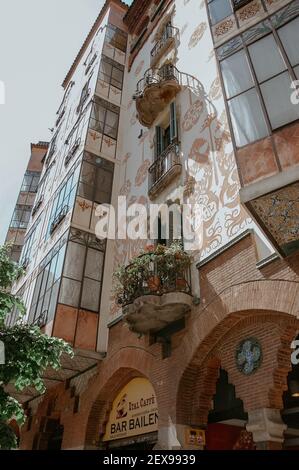BARCELONA, SPANIEN - 01. Mai 2019: Buntes Wohnhaus mit den Balkonen mit Blumen in Barcelona, Spanien Stockfoto