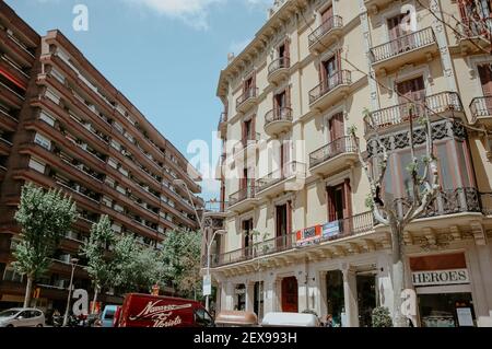 BARCELONA, SPANIEN - 01. Mai 2019: Gelbes Wohnhaus in Barcelona, Spanien Stockfoto