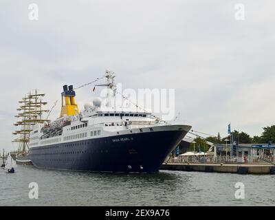 Saga Pearl II und Kruzenschtern bei Hanse Sail Stockfoto