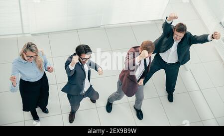Draufsicht. Gruppe von glücklichen Geschäftsleuten, die zusammen feiern. Stockfoto