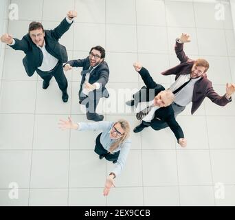 Draufsicht. Gruppe von glücklichen Menschen, die ihren Erfolg zeigen. Stockfoto