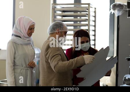 Gaziantep, Südostanatolien, Türkei. März 2021, 2nd. Gaziantep, Türkei. 02. März 2021. Die Tat GOLBAL-Süßfabrik des syrischen Flüchtlings Amal Shamaa in der südtürkischen Stadt Gaziantep. Der Workshop von Amal wurde kürzlich von einer UN-Delegation und der Leiterin der Abteilung für Frauen, Familie, Bildung und Soziales der Gemeinde Gaziantep für ihren Unternehmergeist und ihre Leistungen besucht und gelobt. Nach dem Erwerb der notwendigen Fähigkeiten und dem Erhalt eines UN-Stipendiums zur Unterstützung von Frauenprojekten konnte Amal einen erfolgreichen Workshop zur Erstellung ihrer eigenen Version einrichten Stockfoto