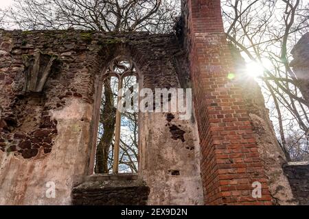 Pauline Klosterruine Fenster auf dem ungarischen Wanderweg bei Badacsony in Salfold . Stockfoto