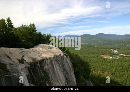 Eine der vielen majestätischen Aussichten im Cathedral Ledge State Park, New Hampshire, USA Stockfoto