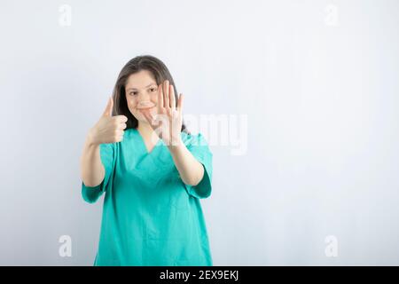 Krankenschwester macht Handbewegung. Warten Sie, alles wird in Ordnung sein Stockfoto