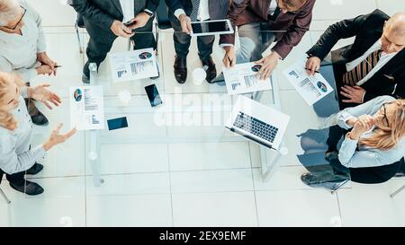 Ansicht von oben. Finanzkarten auf Ihrem Schreibtisch. Stockfoto