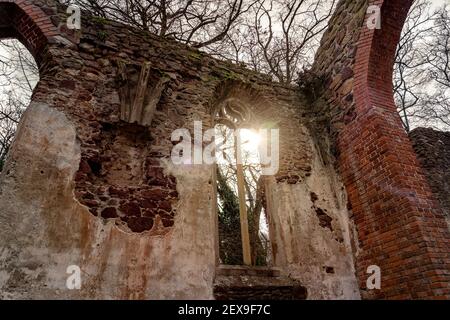 Pauline Klosterruine Fenster auf dem ungarischen Wanderweg bei Badacsony in Salfold . Stockfoto