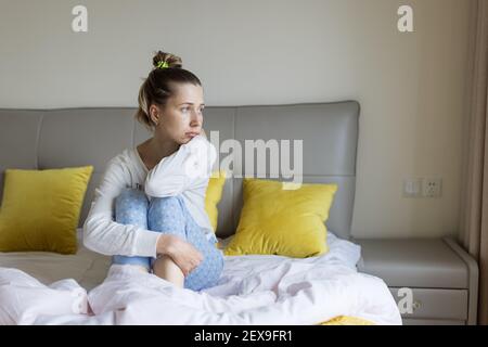 Müde Mutter leidet unter postnatalen Depressionen. Gesundheit Mutter Mutterschaft stressig. Bleiben Sie zu Hause während der Coronavirus covid-19 Pandemie Stockfoto