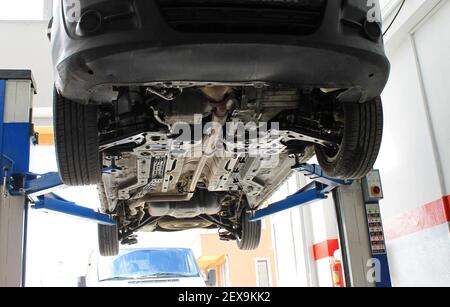 Ein altes Renault-Federauto wird bei einem türkischen Autodienst repariert Stockfoto