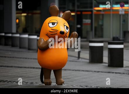 Köln, Deutschland. März 2021, 04th. Eine Figur der Maus steht vor dem WDR. Anlässlich des 50th-jährigen Jubiläums der ersten Episode von 'Sendung mit der Maus' hat der Westdeutsche Rundfunk eine neue Mausfigur eingeweiht. Es steht heute zwischen dem WDR Vierscheibenhaus und dem 1LIVE erbauten Gebäude in der Mörsergasse. Fans können hier jederzeit ein Foto mit der Maus machen. Quelle: Oliver Berg/dpa/Alamy Live News Stockfoto
