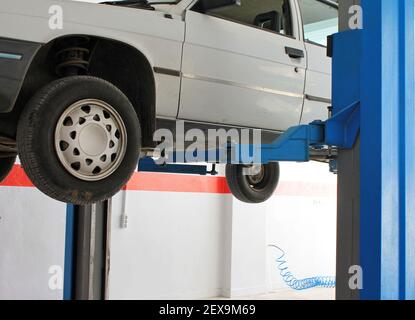 Ein altes Renault-Federauto wird bei einem türkischen Autodienst repariert Stockfoto