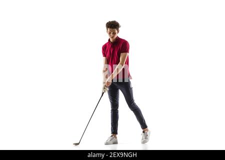 Ziel. Golfspieler in einem roten Hemd isoliert auf weißem Studiohintergrund mit Copyspace. Professionelle Spieler üben mit Emotionen und Gesichtsausdruck. Sport, Bewegung, Action-Konzept. Stockfoto