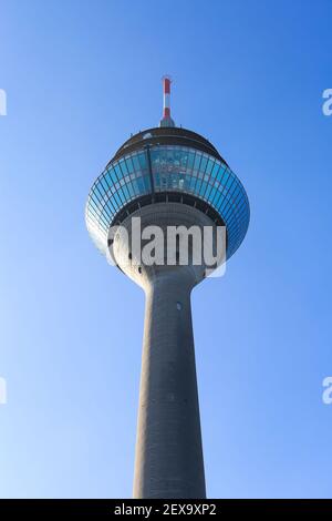 Düsseldorf (Rheinturm), Deutschland - März 1. 2021: Niedriger Winkel Blick über hohen Betonturm auf isolierter Aussichtsplattform gegen dunkelblau wolkenlos sk Stockfoto