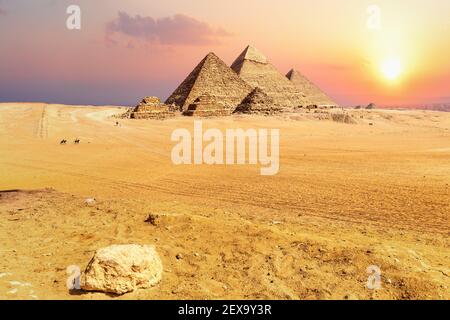 Berühmte Pyramiden von Ägypten bei Sonnenuntergang, Gizeh Stockfoto