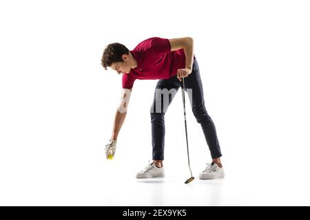Ziel. Golfspieler in einem roten Hemd isoliert auf weißem Studiohintergrund mit Copyspace. Professionelle Spieler üben mit Emotionen und Gesichtsausdruck. Sport, Bewegung, Action-Konzept. Stockfoto