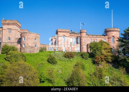 Inverness Castle über dem Fluss Ness vor blauem Himmel in Schottland, Großbritannien und Nordirland Stockfoto