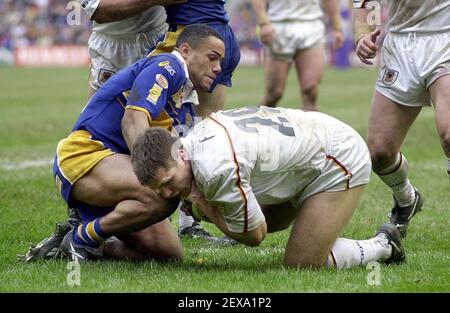 Bradford Bulls gegen Leeds Rhinos Rugby League Silk Cup Finale in Murrayfield in Schottland. Fielden schiebt sich durch die Verteidigung, um Bradford im Finale zu versuchen. Stockfoto