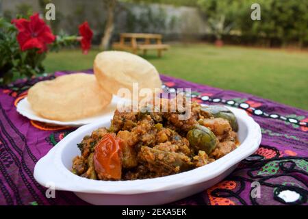 Essen authentische indiand Dorf Stil gujarati Gericht surti undhiyu. Gemischtes Gemüse Artikel kocht mit gefüllten brinjal, Kartoffeln, Yams, Methi muthiya dhokli Stockfoto