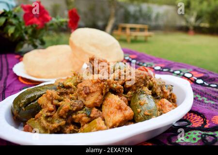 Essen authentische indiand Dorf Stil gujarati Gericht surti undhiyu. Gemischtes Gemüse Artikel kocht mit gefüllten brinjal, Kartoffeln, Yams, Methi muthiya dhokli Stockfoto