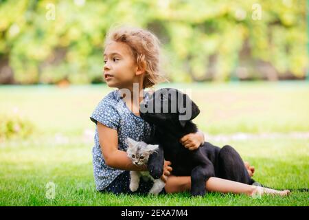 Haustiere geben ihre Liebe zu kleinen Kindern Stockfoto