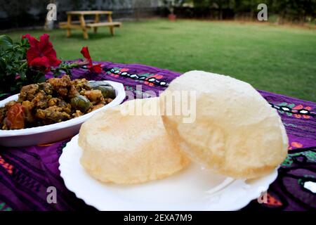 Essen authentische indiand Dorf Stil gujarati Gericht surti undhiyu. Gemischtes Gemüse Artikel kocht mit gefüllten brinjal, Kartoffeln, Yams, Methi muthiya dhokli Stockfoto