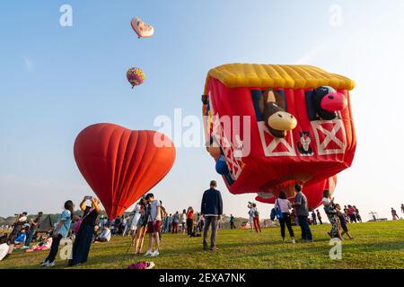 Chiangrai, Thailand - 15. Februar 2019: Nicht identifiziert viele Menschen genießen das Internationale Ballonfestival 2019 im Singha Park in Chiangrai, Thailand Stockfoto