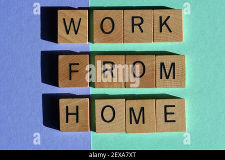 WFH, Work from Home, Akronym und Wörter auf blauem und grünem Hintergrund Stockfoto