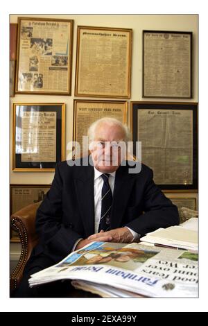 Sir Ray Tindle Eigentümer der Tindle Zeitungsgruppe bei Der Hauptsitz der Gruppe im Alten Gerichtsgebäude in Farnham.pic David Sandison 11/8/2005 Stockfoto