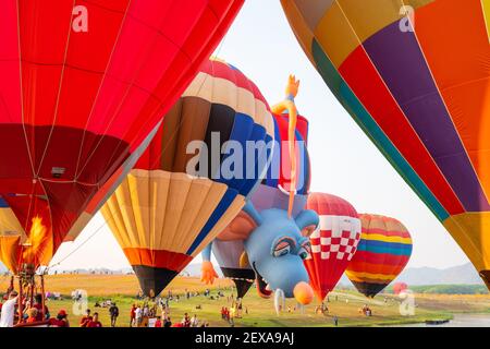 Chiangrai, Thailand - 15. Februar 2019: Nicht identifiziert viele Menschen genießen das Internationale Ballonfestival 2019 im Singha Park in Chiangrai, Thailand Stockfoto