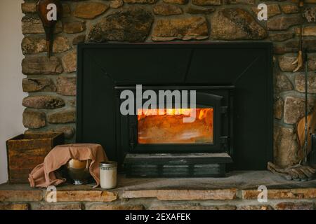 Sauerteig, der in den Wintermonaten durch ein warmes Feuer aufsteigt Stockfoto