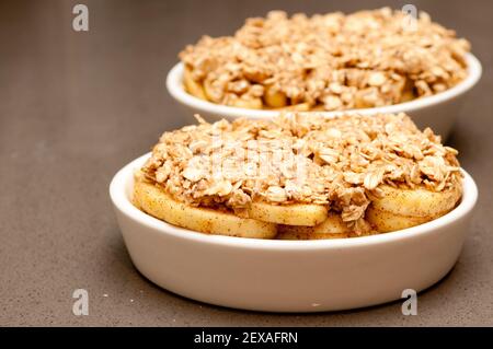 Köstliche Apfelbrösel ungekocht in einer einzigen Serve Stockfoto