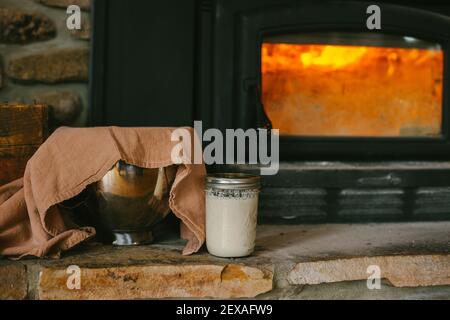 Sauerteig, der in den Wintermonaten durch ein warmes Feuer aufsteigt Stockfoto