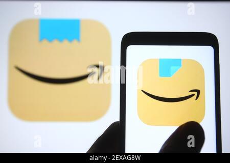 Ukraine. März 2021, 4th. In dieser Abbildung sind die neuen und alten Amazon App-Symbole auf einem Smartphone und einem pc-Bildschirm zu sehen. Kredit: Pavlo Gonchar/SOPA Images/ZUMA Wire/Alamy Live Nachrichten Stockfoto